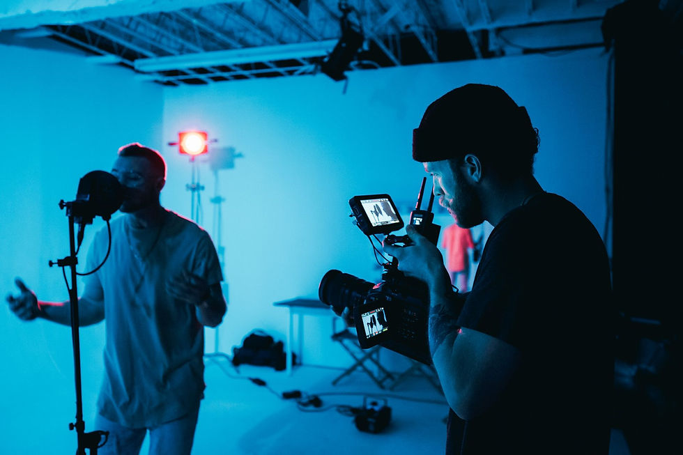 Equipe gravando vídeo de bastidor para rede social