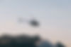 Rundflughubschrauber und Schulungshubschrauber Robinson R44 von RotorSky im Flug über Bergkulisse