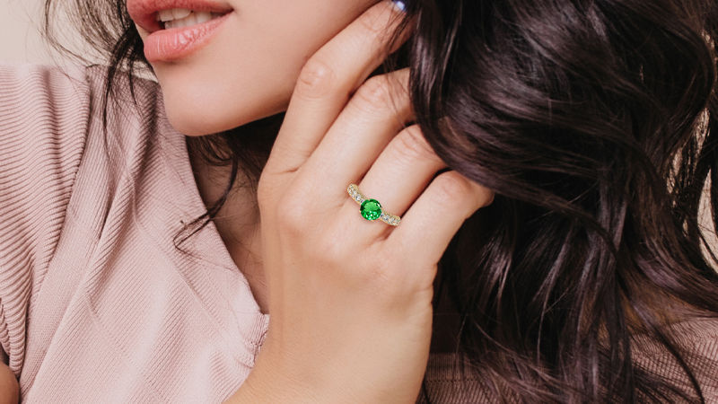 vintage-inspired tsavorite ring in yellow gold