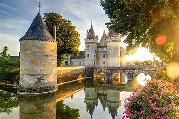 au printemps, ils ne sont pas encore envahis de touristes, si en plus vous faites de voyages avec le bon véhicule, vous pourrez profitez des parfums frais des forets et des jardins