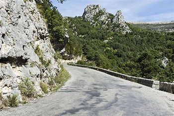 conduire sur des petites routes de montagne est toujours un véritable bonheur