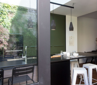 La cohabitation entre une cuisine et un bureau par le cabinet d'architecture d'intérieur Octant Design Studio à La Rochelle