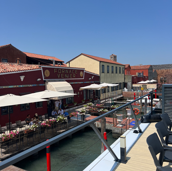 DURATION: 2-4 HOURS
Discover the lagoon's artisanal tradition with our exclusive Lace Tour. Aboard AQVA Venice, the tour includes: