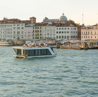 Observe the magic of St. Mark's Square from the exclusive terrace of AQVA Venice. An unmissable opportunity to admire the beauty of Venice from your private water loft, with a unique view of the city and its vibrant heart.
Available Extras:
Expert tour guide
Professional photographer
Lunch on board, organized upon request
An exclusive experience to experience Venice in a unique and unforgettable way.