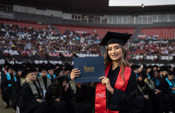Egresada de UDCI en acto académico. ¡Enhorabuena!