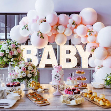 baby-shower-rozowe-przyjecie-slodki-stol.jpeg