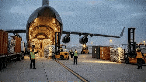 Demanda global por carga aérea deve crescer 2,6% em 2026, diz IATA