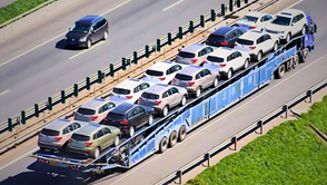 Caminhões - cegonha chineses de 32 metros transportam 30 carros