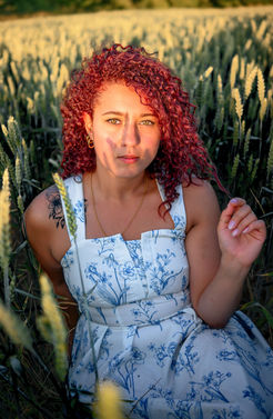 Frau mit roten Locken im Weizenfeld, Boudoir-Fotografie mit Melanie im Sonnenuntergang