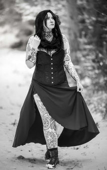 Frau mit Korsett und Tattoos im Waldweg, Portraitfotograf Jena.