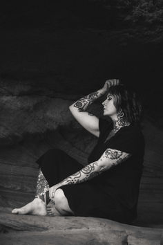 Portrait einer tätowierten Frau, nachdenklich, Schwarz-Weiß