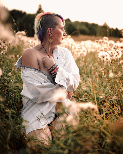 Frau im Feld posiert. Boudoir-Fotografie mit Melanie Sinnliches Outdoor-Shooting im Sonnenuntergang, Bastiontour-Fotoshoot