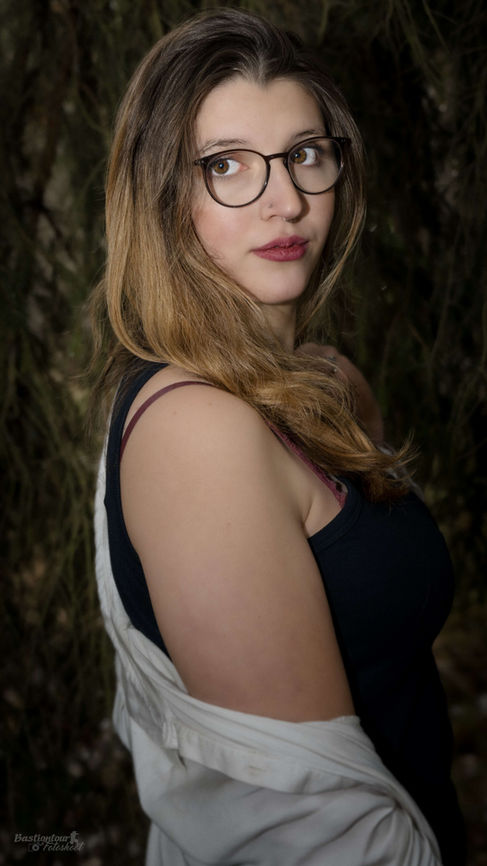 Young woman in glasses poses. Portrait Shooting mit Miri am Zeulenrodaer Meer Ausdrucksstarke Portraits.
