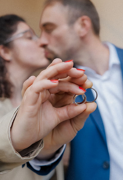 Verliebte Paare zeigen Eheringe, Hochzeitsfotografie