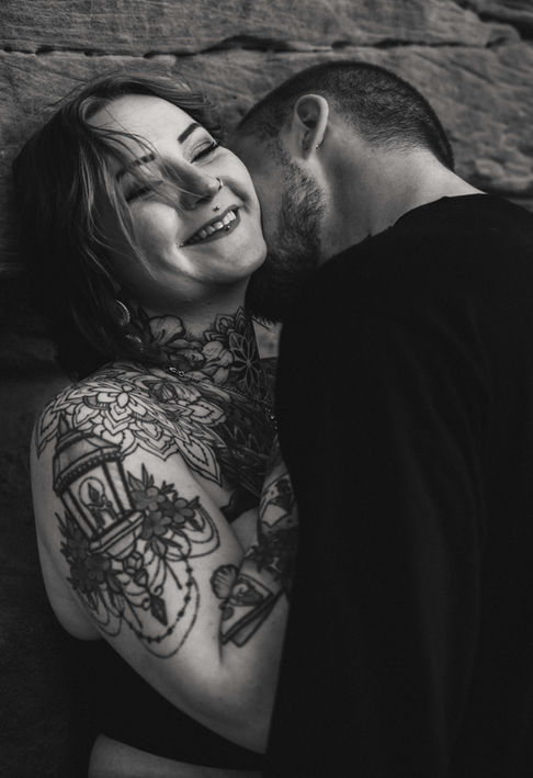Lachende Frau mit Tattoos bei Paarfotografie Jena