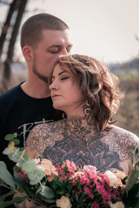 Zärtliche Paarfotografie Jena: Mann küsst Frau auf Stirn.