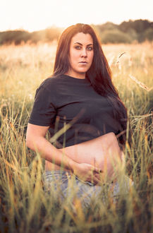 Schwangere Frau posiert im Feld, Babybauchfotografie mit der lieben Viktoria