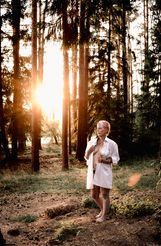 Frau im weißen Hemd, Sonnenuntergang im Wald, Portraitfotografie