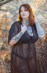 Frau im schwarzen Kleid, Tattoo-Details, Boudoir Portrait Shooting im Lost Place