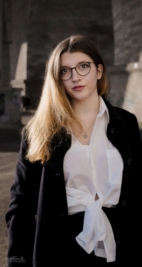 Young woman in glasses smiles; Portrait Shooting mit Miri am Zeulenrodaer Meer Ausdrucksstarke Portraits.