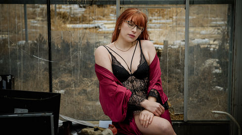 Frau in Dessous und Kimono in Gewächshaus