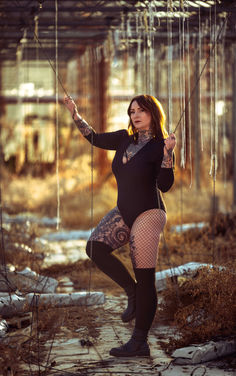 Frau posiert mit Fäden, im Lost Place, Boudoir Portrait Shooting, Bastiontour-Fotoshoot