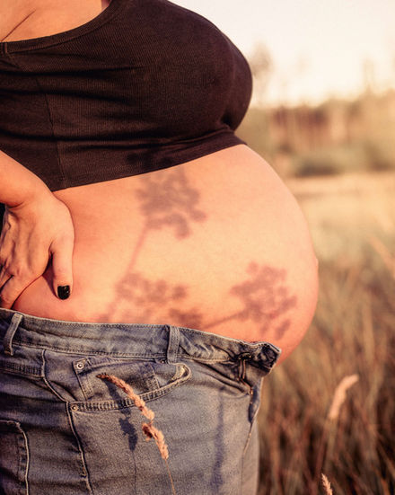 Schwangere Frau mit Babybauch im Freien, Schattenwurf, Babybauchfotografie, Natur, Tierfotografie
