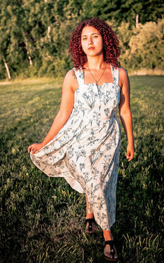 Frau im Sommerkleid posiert im Grünen, Sonnenuntergang, Boudoir-Fotografie Jena Bastiontour-Fotoshoot.