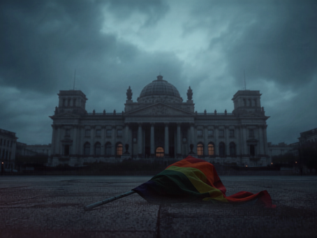 Reichstagsgebäude in Berlin unter dunklen Gewitterwolken. Im Vordergrund liegt eine verlassene Regenbogenflagge auf dem nassen Platz. Das symbolische Bild steht für den Anschlag auf den Berliner CSD sowie die Debatte über Demokratie, Freiheit und den Schutz queeren Lebens vor Extremismus.