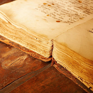 Altes Buch als Symbol für die Prophezeiung in „Fall einer Göttin“