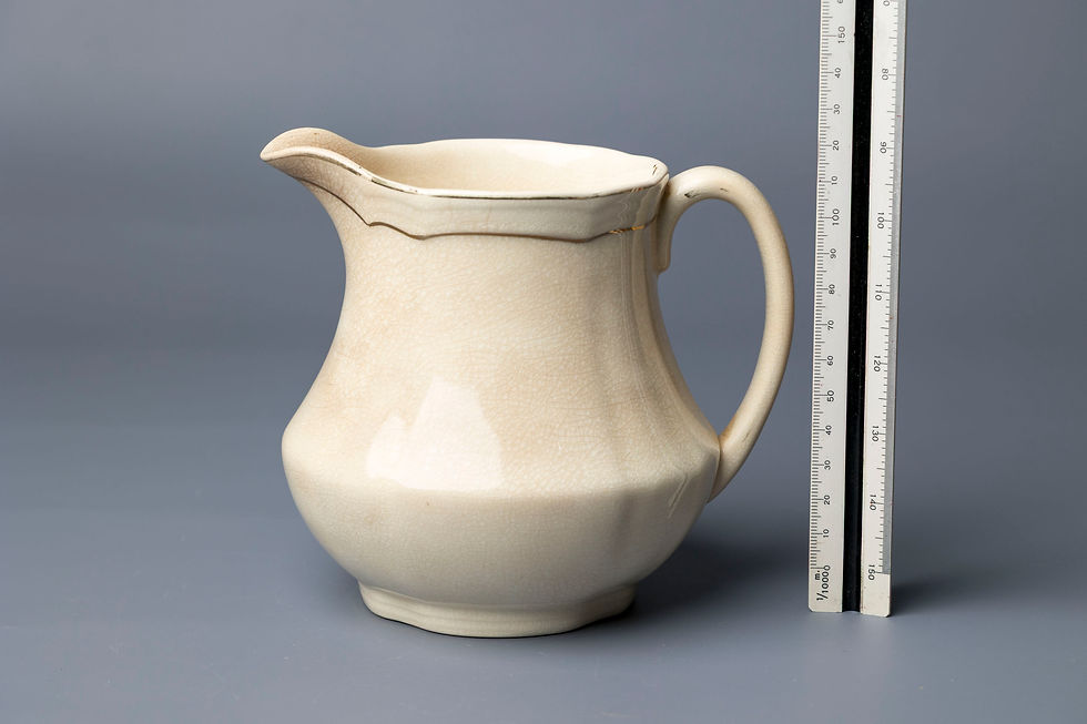 This jug features classic Alfred Meakin styling: softly bulbous body, a creamy ivory glaze with all-over fine crazing