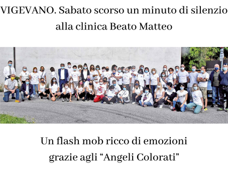 Vigevano. Gli Angeli Colorati formano la scritta "Grazie" sotto le finestre della clinica.