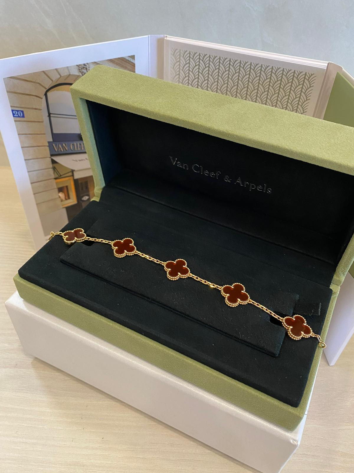 VAN CLEEF & ARPELS VINTAGE ALHAMBRA BRACELET, 5-MOTIFS 18K GOLD, CARNELIAN