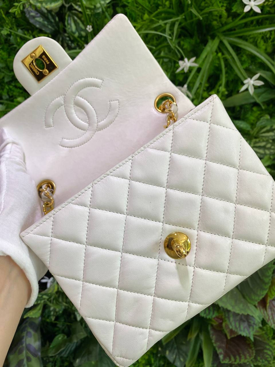 Thumbnail: CHANEL WHITE LAMBSKIN 17CM SQUARE MINI 24K GOLD PLATED HARDWARE VINTAGE