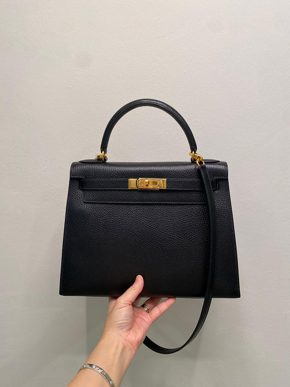 Thumbnail: HERMES KELLY 28 SELLIER BLACK ARDENNES GHW — Y CIRCLE STAMP