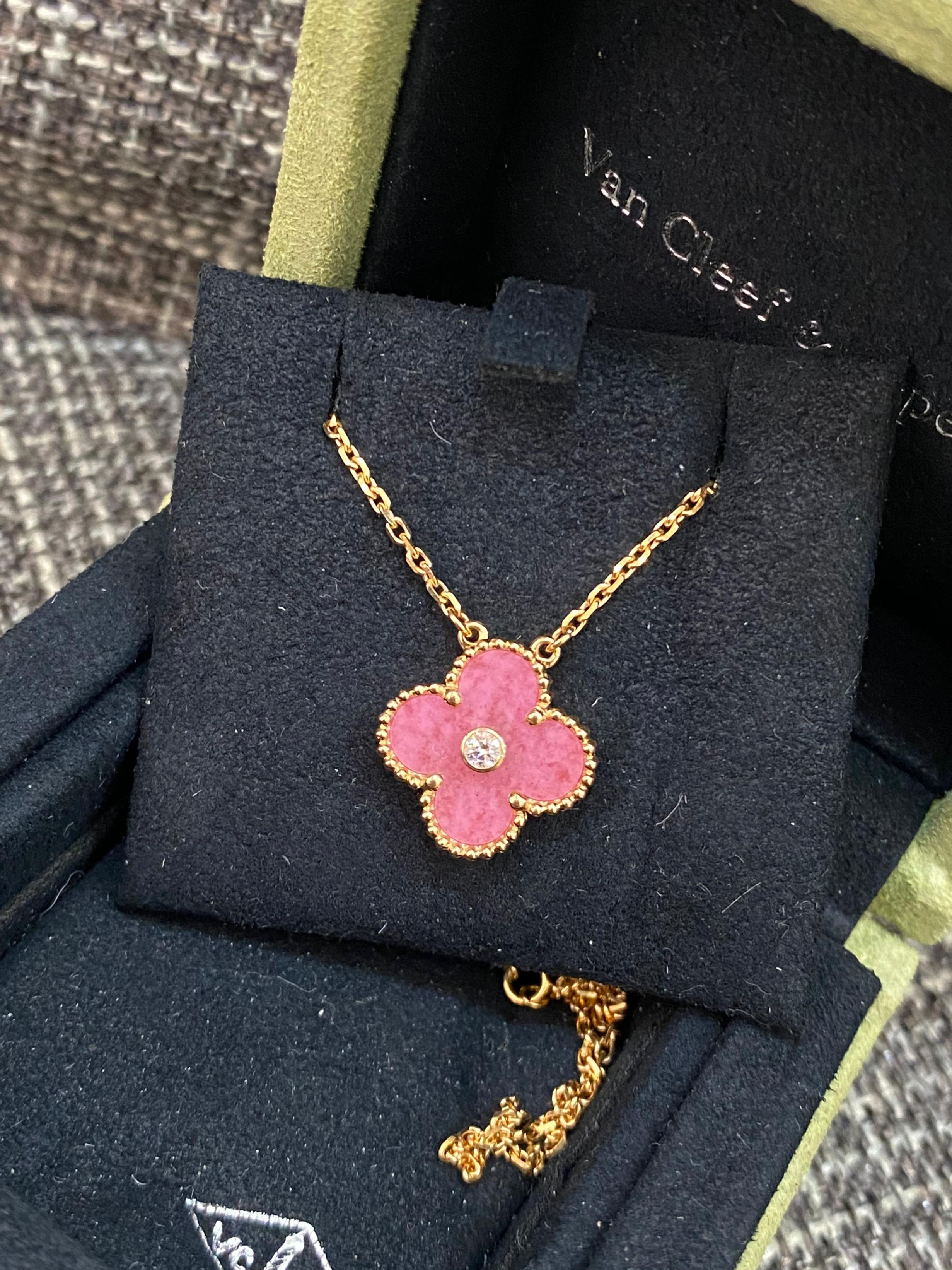 VCA VINTAGE ALHAMBRA HOLIDAY PENDANT PINK RHODONITE 18K ROSE GOLD