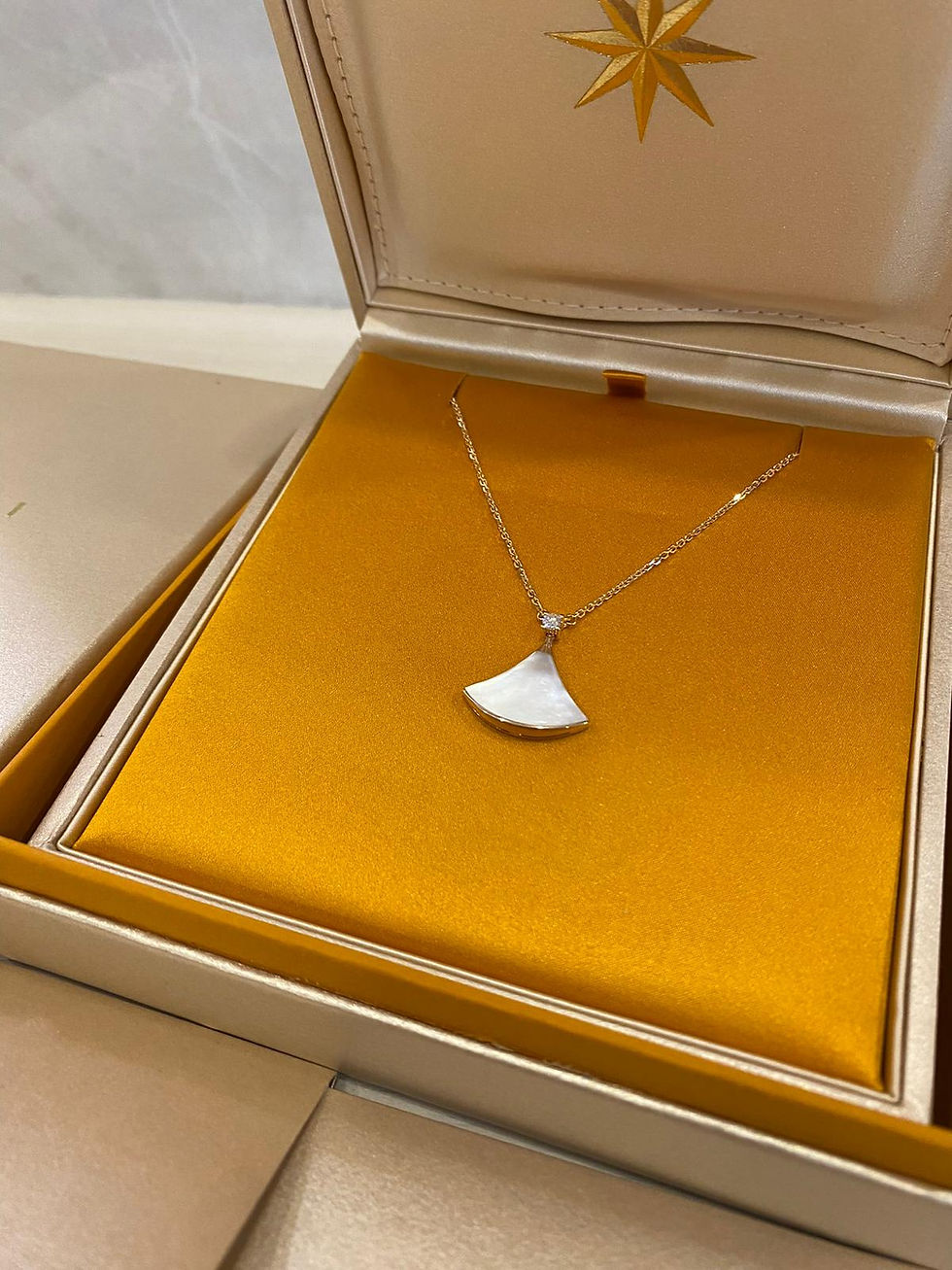 Thumbnail: BULGARI DIVAS’ DREAM 2CM MOP 18K GOLD NECKLACE