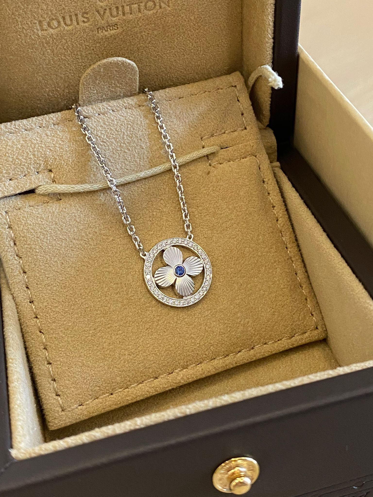 LOUIS VUITTON PANDANTIFF SUN BLOSSOM 18K WHITE GOLD DIAMONDS NECKLACE