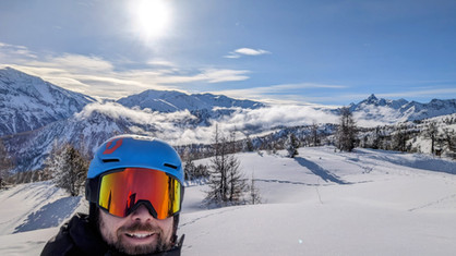 A selfie in Claviere of the Italian mountains covered in snow