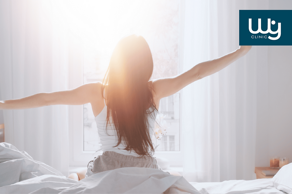 Uma pessoa a alongar-se calmamente perto de uma janela com luz solar natural, simbolizando um despertar com propósito e energia.