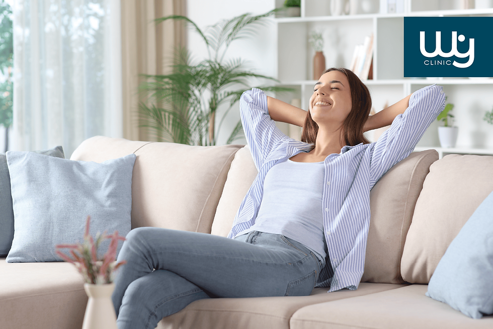 Pessoa relaxada a desfrutar de uma manhã tranquila com chá e luz natural, representando uma rotina equilibrada e sem stress.