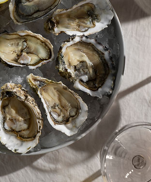 vista-del-piatto-fatto-di-prelibatezze-di-ostriche.jpg