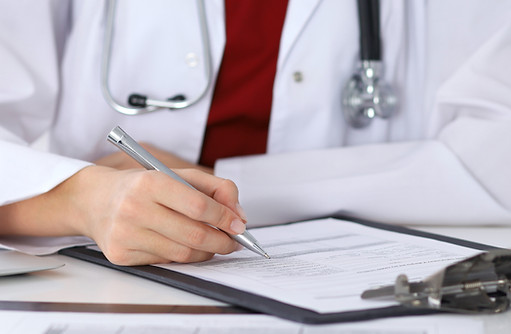 Doctor en control de un formulario