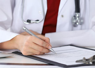 Doctor en control de un formulario