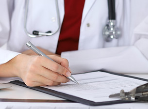 Arzt Überprüfung eines Formulars