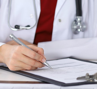 Doctor en control de un formulario