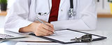 Arzt Überprüfung eines Formulars
