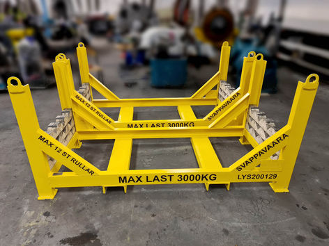 Kundanpassat lyftstativ från Lyftnord för upp till 12 siktrullar, med formade trästöd, lyftöron och gaffelholkar. Maxlast 3 ton.