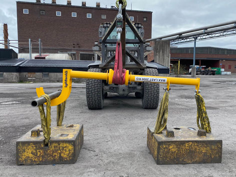 Kundanpassad arbetsutrustning från Lyftnord för byte av grateaxlar i kulsinterverk, med stödrulle och maxlast 2 ton.
