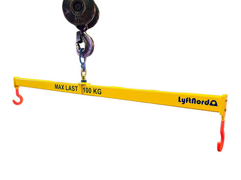Kundanpassat lyftok från Lyftnord för siktrullar, med central lyftpunkt och två polyuretanbelagda plåtkrokar. Maxlast 100 kg.
